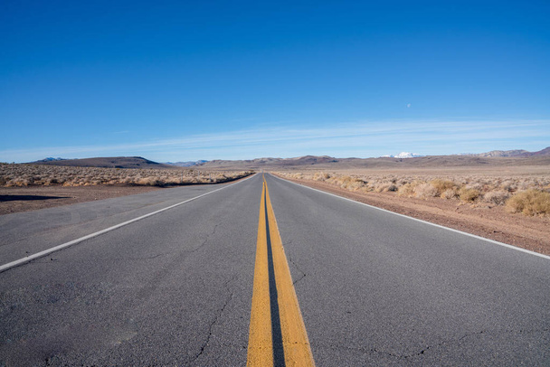 The open stretch of desert highway showing a double yellow line - Photo, Image