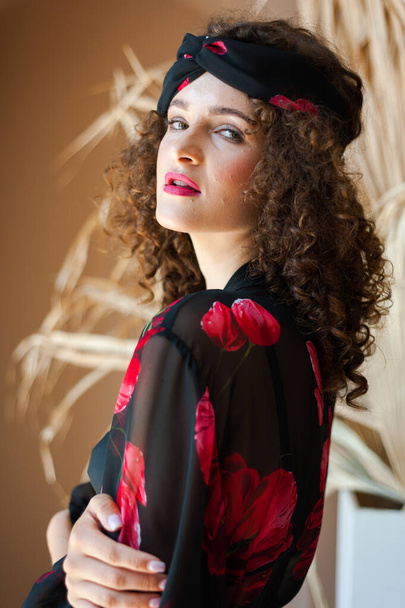 retrato de uma bela jovem mulher em um vestido vermelho - Foto, Imagem