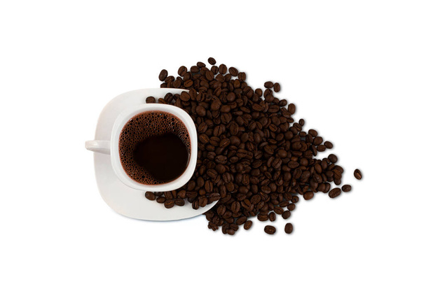 Eine Tasse Kaffee und eine Handvoll geröstete Kaffeebohnen isoliert auf weißem Hintergrund. Schneidpfad - Foto, Bild