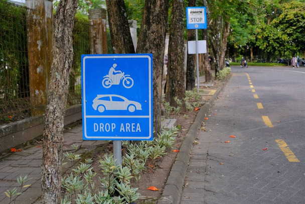 Signs as temporary stop signs for pick-up or drop-off points for motorized vehicle passengers. - Foto, Imagem
