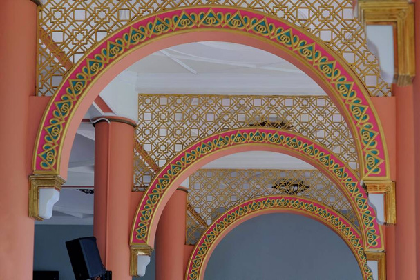 Декоративный орнамент, характерный для арабской архитектуры в интерьере мечети. - Фото, изображение
