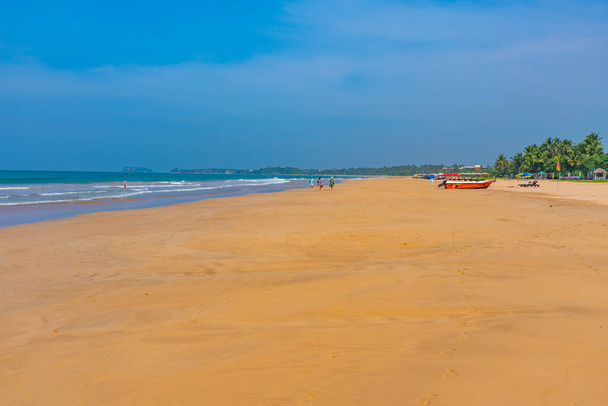 Sunny day at Bentota beach at Sri Lanka. - Foto, imagen