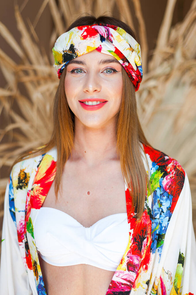 beautiful young woman in traditional ukrainian national costume - Foto, Imagen