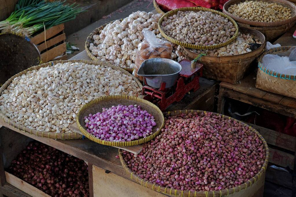 Verschiedene Zwiebeln in einem traditionellen Marktstand. - Foto, Bild