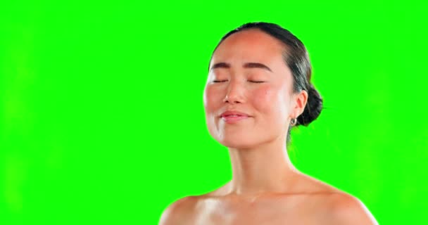 Szépség, arc és ázsiai nő gondolkodás zöld képernyőn háttér bőrápolás, bőrgyógyászat és kozmetikumok. Természetes női modell spa arc vagy önellátás világít a bőrön, mockup helyet stúdió. - Felvétel, videó
