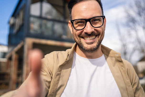 Un hombre caucásico adulto moderno retrato de hombre con barba y anteojos feliz confiado en casa autorretrato selfie usuario UGC generado contenido - Foto, Imagen