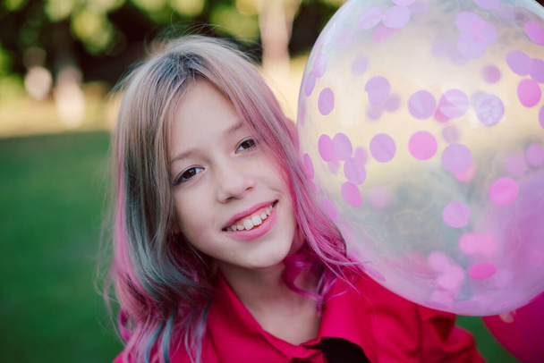 Крупним планом портрет її вона красиво виглядає привабливою милою чарівною дівчиною гелієвих кульок на рожево-фіолетовому фоні. покоління Z дівчина з рожевим волоссям
 - Фото, зображення
