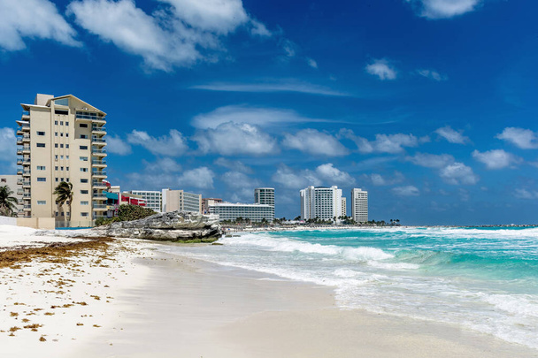 México Cancún, hermosa costa caribeña, paisaje marino con agua turquesa. - Foto, imagen