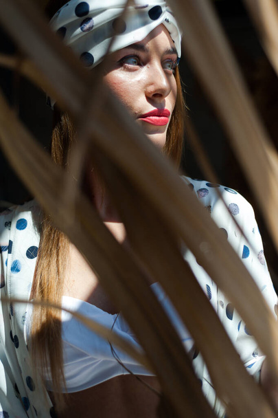 portré egy gyönyörű fiatal nőről sisakkal - Fotó, kép