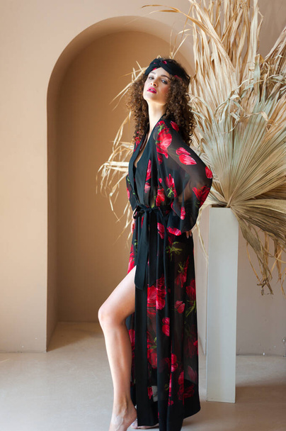 Beautiful fashion woman in summer bohemian clothes in sunny interior - Foto, afbeelding