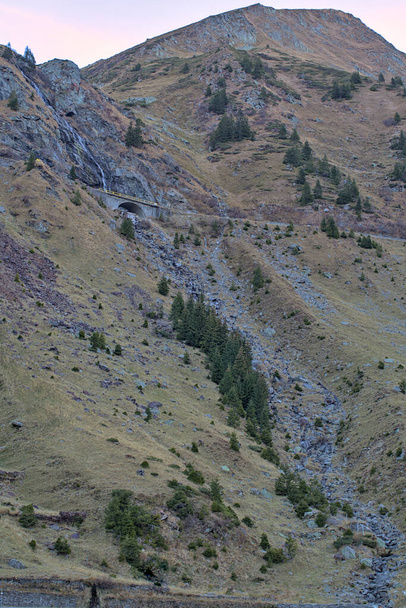 Ορεινό τοπίο στα τέλη του φθινοπώρου στα Καρπάθια Όρη της Ρουμανίας. Φαγκαράς. Τουριστικό και γεωλογικό ορόσημο. Φθινόπωρο τοπίο στα ψηλά βουνά. - Φωτογραφία, εικόνα