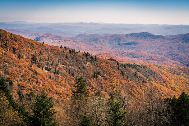 Scenic view of Smoky Mountains from Blue Ridge Parkway in North Carolina in fall - Foto, immagini