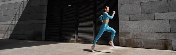 Gyönyörű fitt fiatal nő kocogó fut a szabadban - Fotó, kép