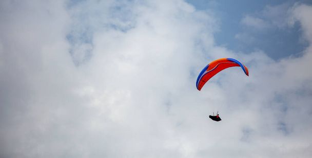 Paramotor, Paragliding, Flying in the clouds, cukurca, hakkari - Foto, imagen