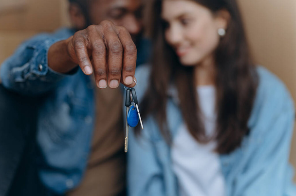Käsi nuori musta mies näyttää avaimet uuteen asuntoon - Valokuva, kuva