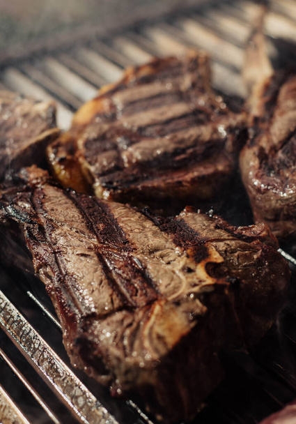 Μερικά εξαιρετικά κομμάτια βοδινού κρέατος Αργεντινής σε μια σχάρα κάρβουνου - Φωτογραφία, εικόνα