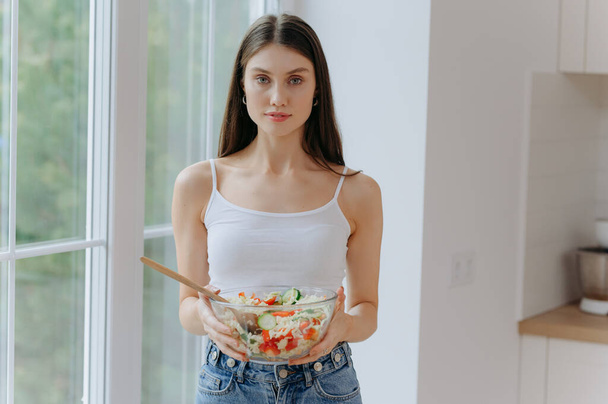 Dieta. Mulher bonita comendo salada de legumes. Dieta concept.Healthy Food - Foto, Imagem