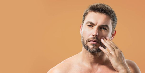 Man cosmetic, skin treatment on studio background. Hygiene and face. Matural mens cosmetics and wellness. Beauty and skincare. Wellness, healthcare and hygiene. Banner for header - Foto, Bild