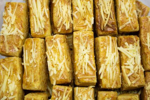 Kastengel sind ein holländischer Käsesnack in Form von Stöcken. - Foto, Bild