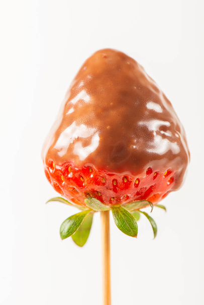 Вкусное шоколадное фондю и свежая клубника   - Фото, изображение