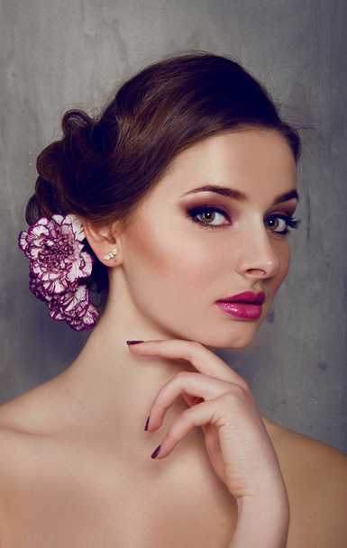 Belle femme avec fleur d'oeillet dans ses cheveux
 - Photo, image