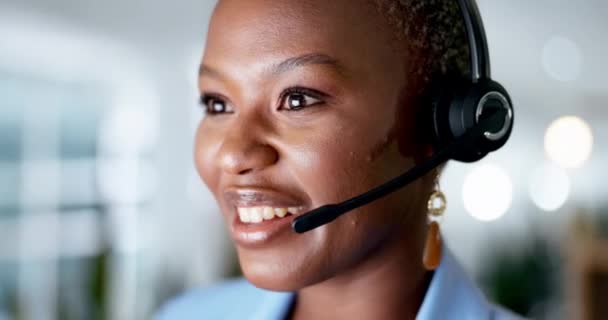 Buźka, call center i obsługa klienta z czarną konsultantką mówiącą przez słuchawki w jej biurze. Uśmiech, kontakt i obsługa z atrakcyjną młodą kobietą doradztwo zbliżenie w pracy. - Materiał filmowy, wideo