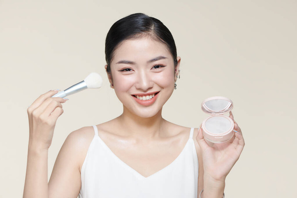 Пудра румянец женщина азиатский внешний вид улыбка и кисть для макияжа - Фото, изображение