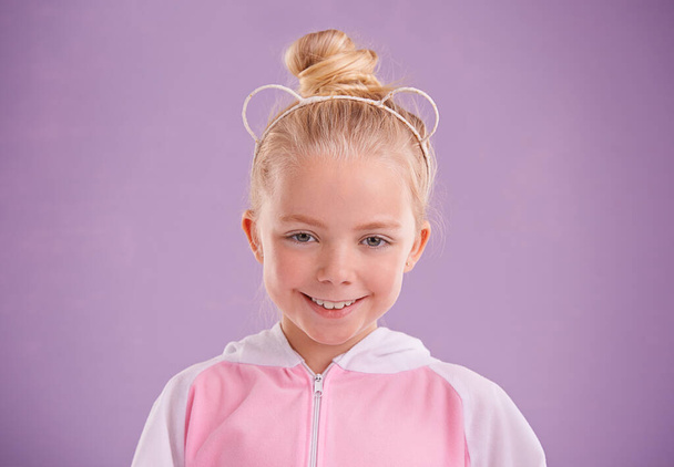 Such a cutie bear. A cute little blonde girl dressed as a bear while against a purple background - Foto, afbeelding