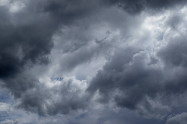 Καλοκαιρινά σύννεφα καταιγίδας συσσωρεύονται πάνω από το Γιοχάνεσμπουργκ στη Νότια Αφρική - Φωτογραφία, εικόνα