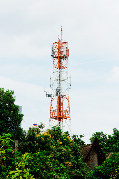 Pilar de telecomunicações na cidade
 - Foto, Imagem