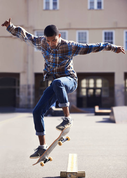 Ковзаняр на все життя. молодий чоловік скейтбординг в скейтборді парку
 - Фото, зображення