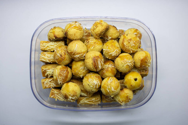 Tarta ananasowa to mała placek wielkości ugryzienia wypełniona lub zwieńczona dżemem ananasowym, powszechnie spotykany w różnych częściach Azji Południowo-Wschodniej, takich jak Indonezja - Zdjęcie, obraz