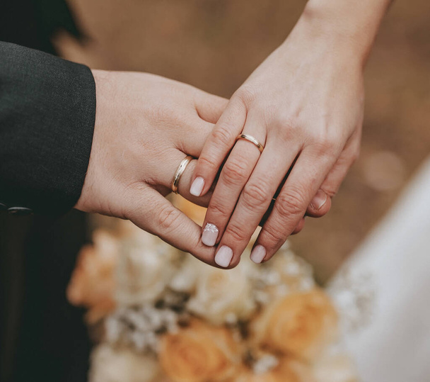 Hands of wedding couple with ring - Foto, imagen