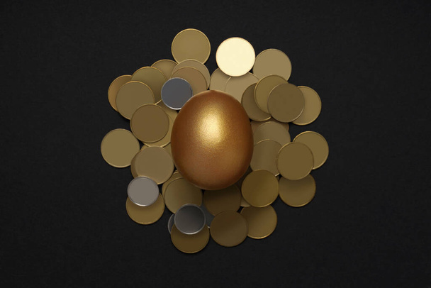 Concepto de riqueza y jubilación: huevos de oro - Foto, imagen
