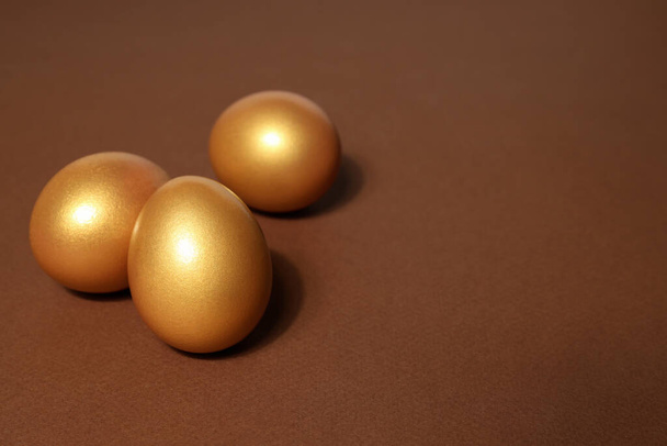 Conceito de riqueza e aposentadoria - ovos dourados - Foto, Imagem