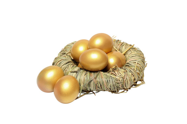Έννοια του πλούτου και της συνταξιοδότησης - χρυσά αυγά, απομονωμένα σε λευκό φόντο - Φωτογραφία, εικόνα