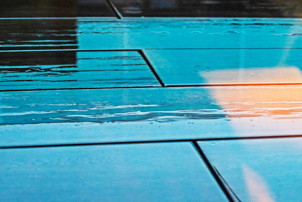 雨で濡れた抽象的なスタイリッシュなブルーカバー。外の気分 - 写真・画像