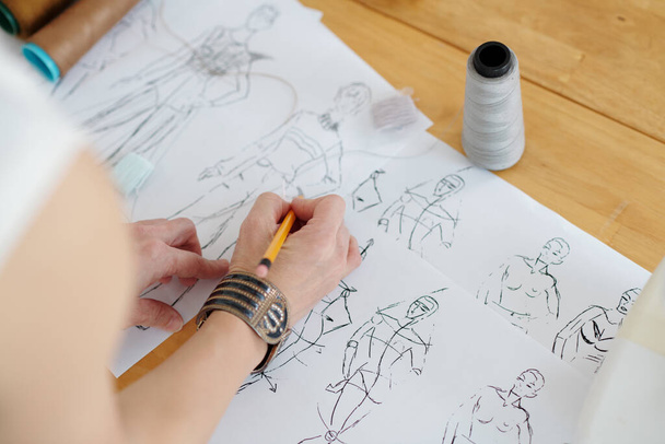 Hände des Modedesigners zeichnen Skizzen für Modekollektion - Foto, Bild