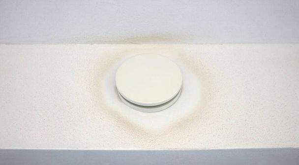 Części systemu wentylacji domowej z żółtym brudnym pierścieniem wokół niego, izolowane - Zdjęcie, obraz
