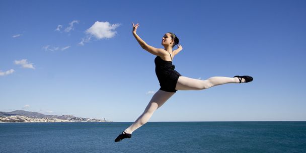 Грациозный танцор прыгает в небо
. - Фото, изображение