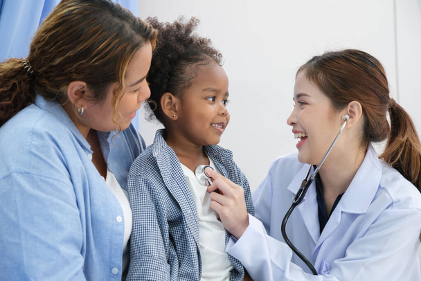 若い女性医師の健康診断病院で子供の患者に - 写真・画像