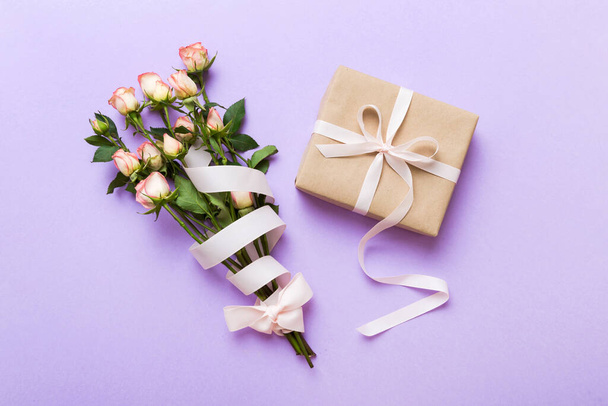 Концепция дизайна с розовым цветом розы и подарочной коробкой на цветном столе вид сверху. С праздником, Днем Матери, Днем Рождения. Романтическая плоская композиция. - Фото, изображение