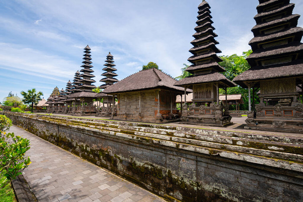 Widok świątyni Taman Ayun na Bali, Indonezja - Zdjęcie, obraz