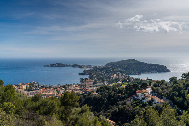 Widok krajobrazu półwyspu Cap Ferrat z idyllicznymi wioskami na francuskim Wybrzeżu Azur - Zdjęcie, obraz