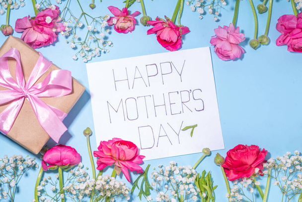 Äidit päivä onnittelukortti, kutsu tausta, Kevät kukkakimppu kaunis ranunculus kukka, söpö veneet paperi lahjajousi ja huomata Hyvää äitienpäivää, kopioi tilaa valkoisella taustalla - Valokuva, kuva
