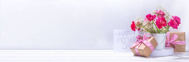 Открытки на день матери, пригласительный фон, весенний букет красивого цветка ранункулуса, с милым ручной бумажный подарок лук и примечание С днем матери, скопировать пространство на белом фоне - Фото, изображение