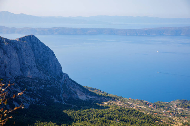 Belle vue sur le paysage sur la Riviera de Makarska en Croatie par une journée ensoleillée d'été - Photo, image