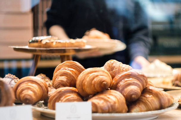 Herkullisia tuoreita ranskalaisia croissantteja viipaloidulla kinkulla, provolonijuustolla, hillolla, suklaalla ja voisella croissantilla - Valokuva, kuva