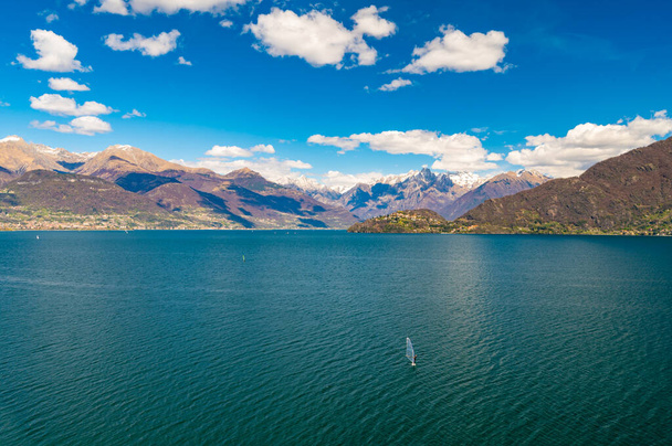 Pohled na jezero Como, pohled na sever, z Musso, s Alpami, vesnicemi a horami Valtellina. - Fotografie, Obrázek