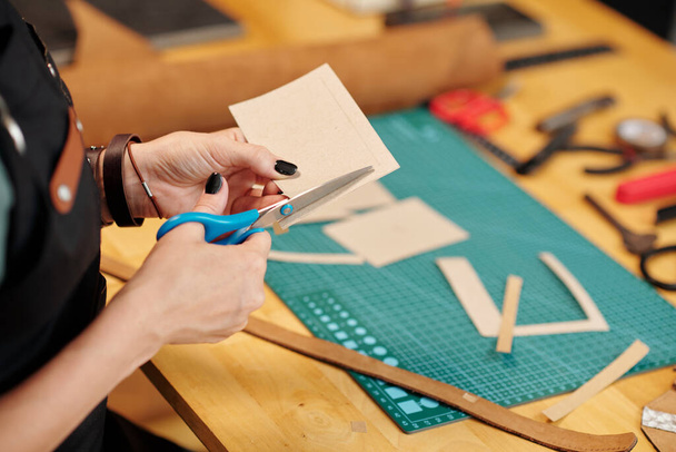 Ruce kreativní ženy vyřezávající kartónové vzory s ostrými nůžkami - Fotografie, Obrázek